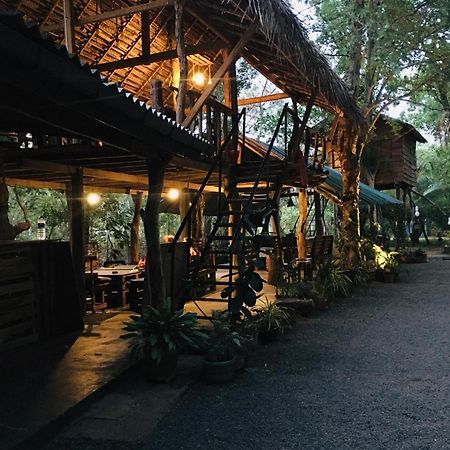 Tree House Hostel Sigiriya Exteriör bild
